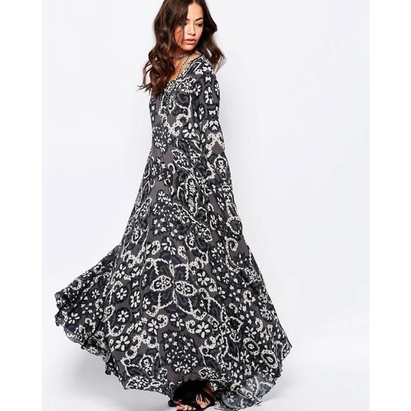 Free People Dresses & Skirts - Free People First Kiss Maxi Dress in Shark Combo Size med abstract floral flowy